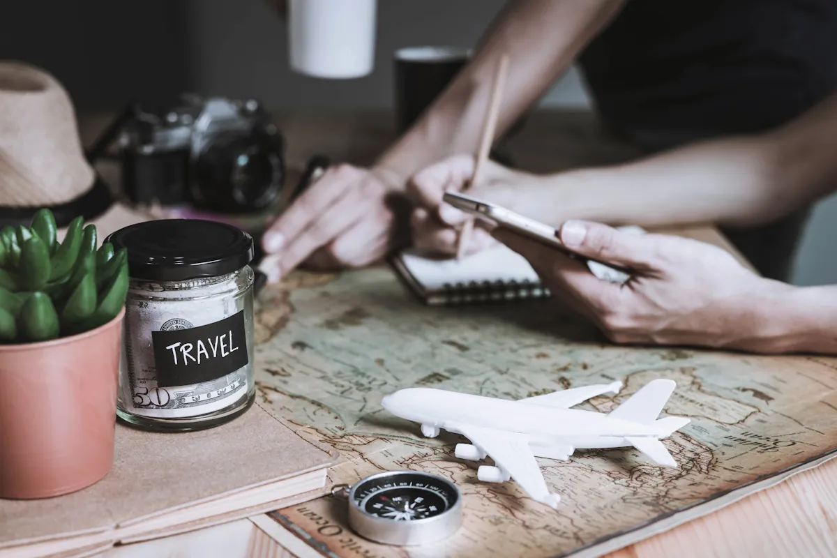 Une personne qui prévoit un itinéraire de voyage