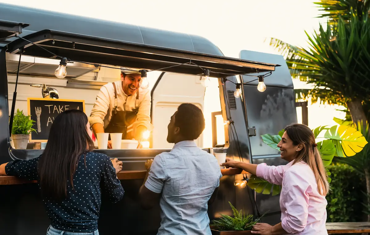 Des personnes devant un camion de street food New York