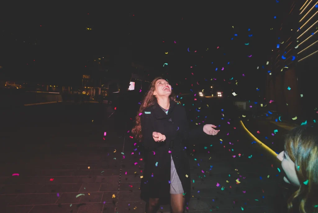 Une femme entourée de confettis à times square new york pour le réveillon du nouvel an