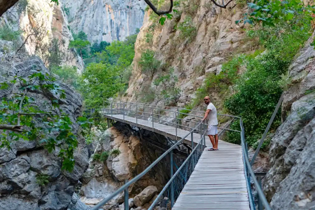 Un homme qui visite les comment gorges de galamus